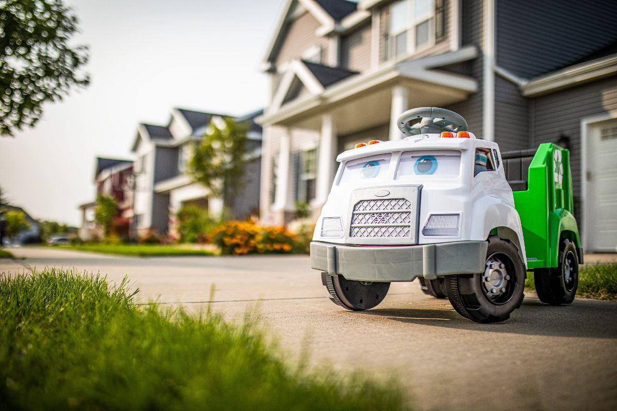 Real Rigs Recycling Truck | Interactive Ride On for Kids - Kid Trax ...